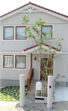 石畳アプローチの似合う家｜スエーデンハウス北欧風ガーデン