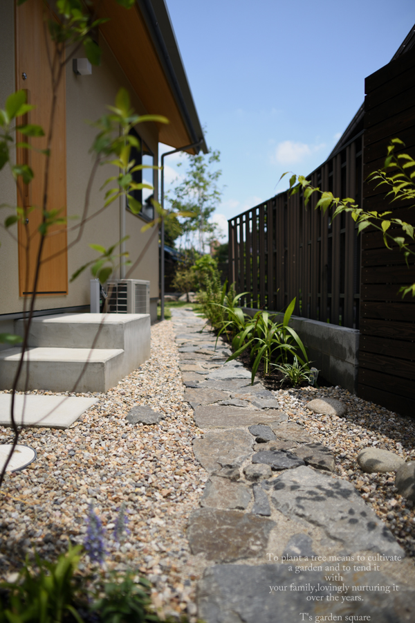 庭へのアプローチ