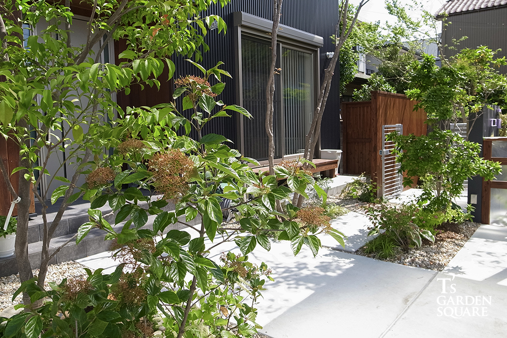 金ゴテ仕上げアプローチ玄関前