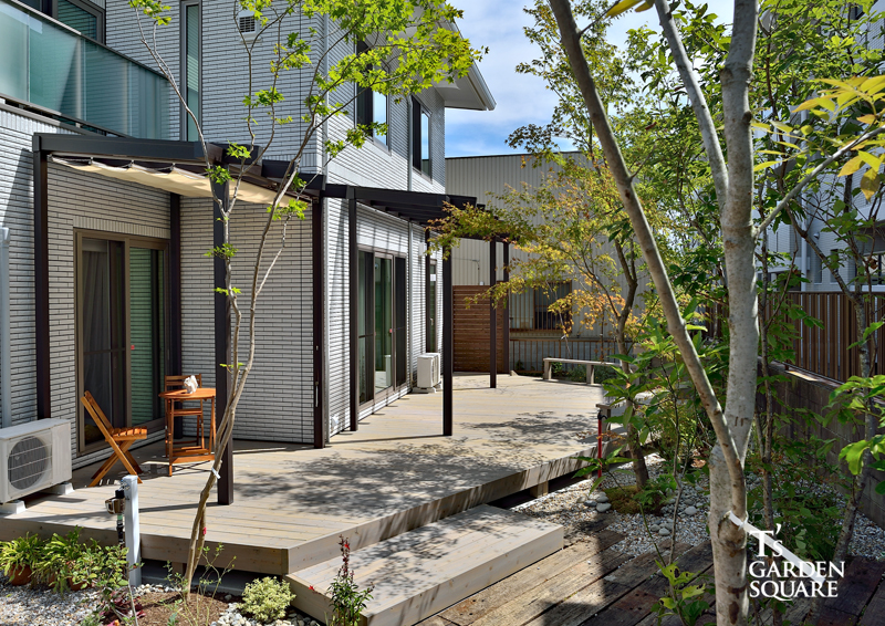 目隠しフェンス前