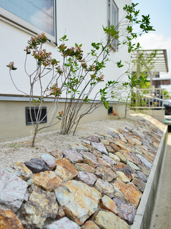 土留め　チャート石