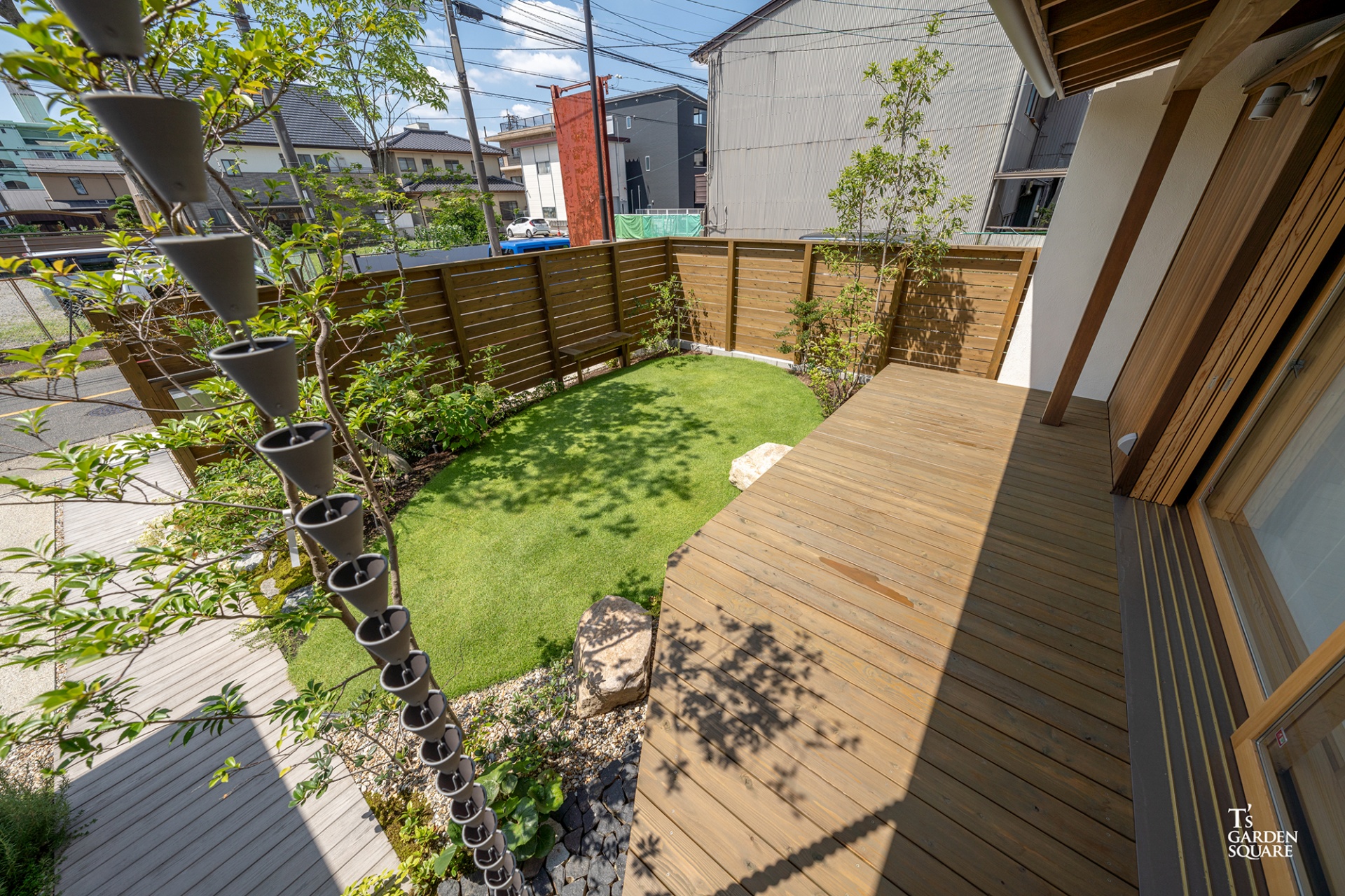 広いウッドデッキ