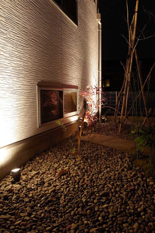 ライトアップ　雑木の庭