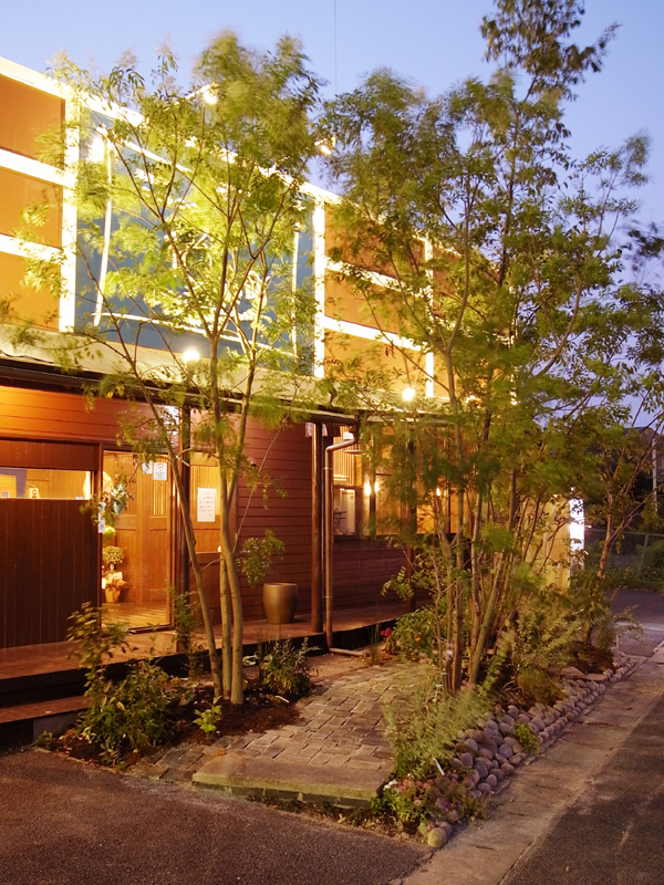 店舗外装　夜景