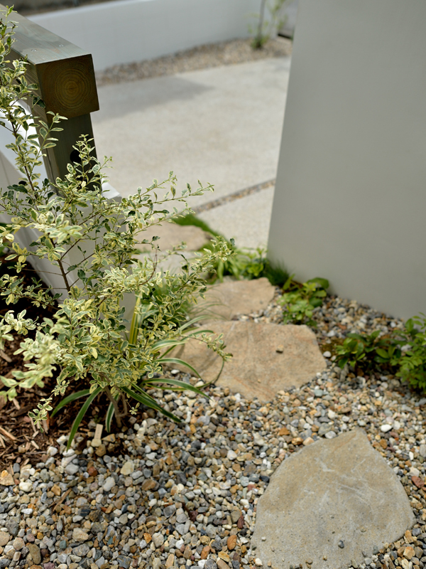 飛び石　へーベルハウス