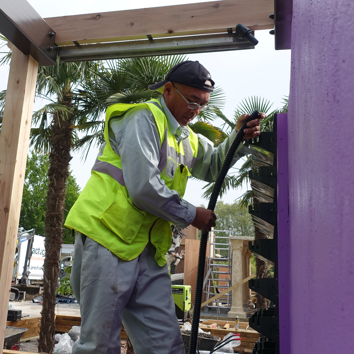 あおきやすひろ