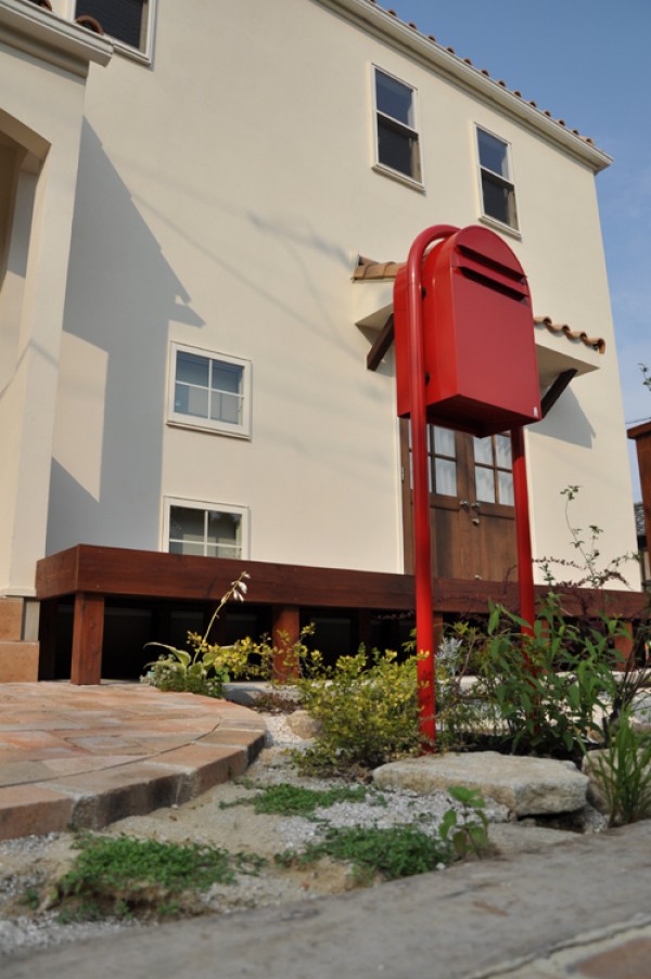 赤いポスト　ボビ