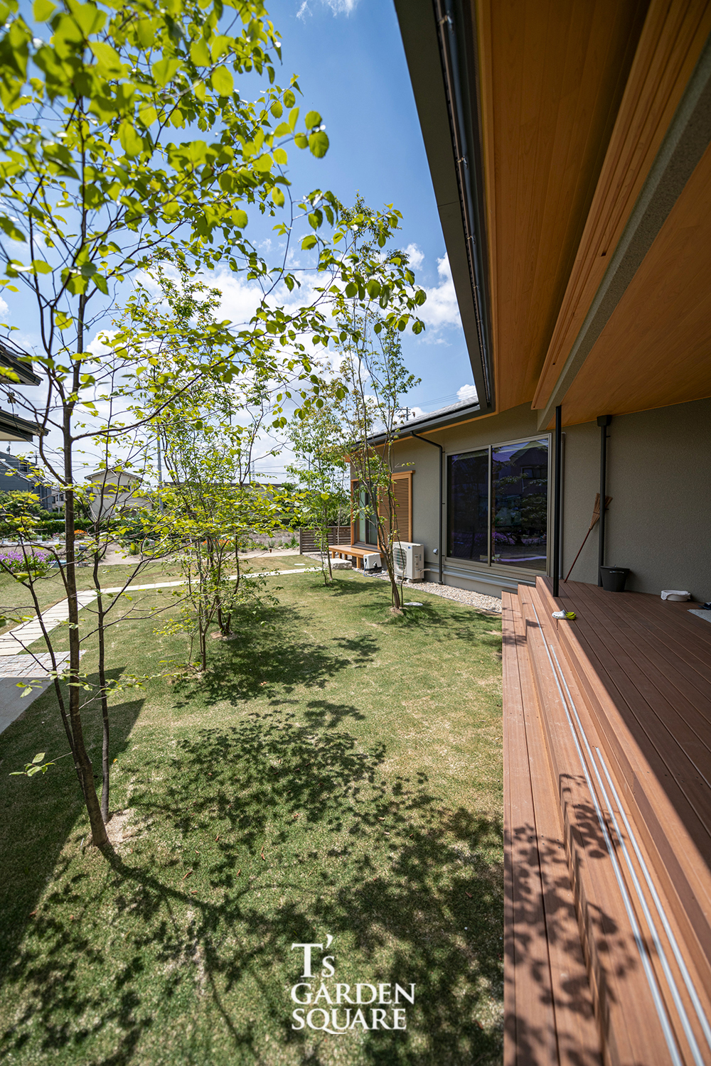 セラガンバツ庭ウッドデッキ