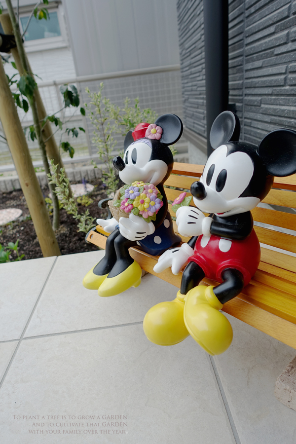 ベンチに腰かけて