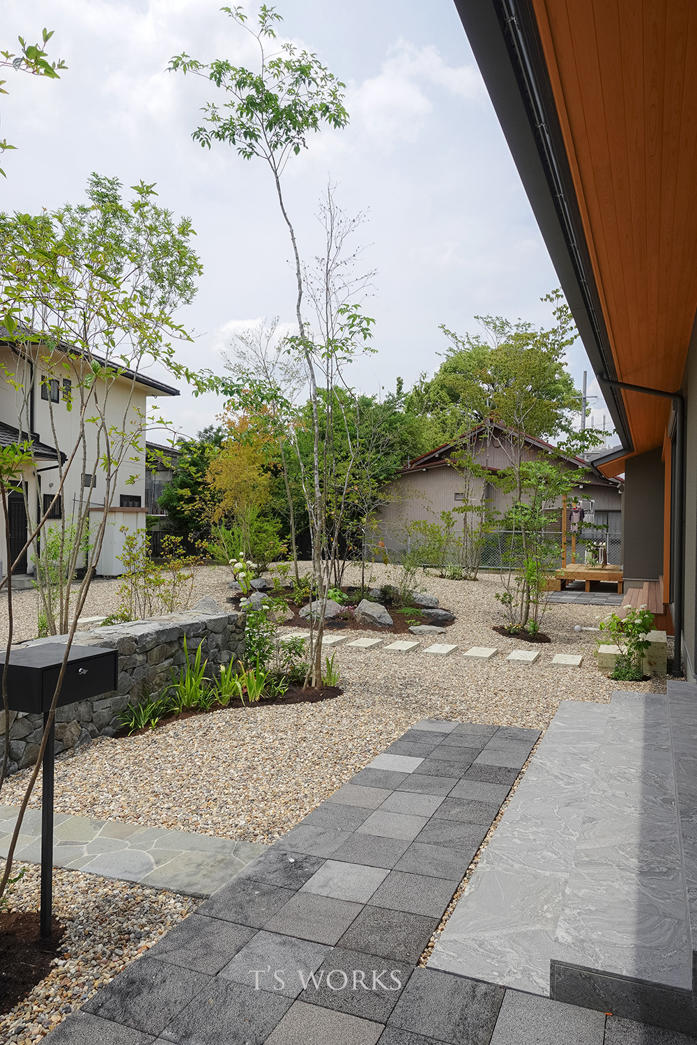 鉄平石アプローチ