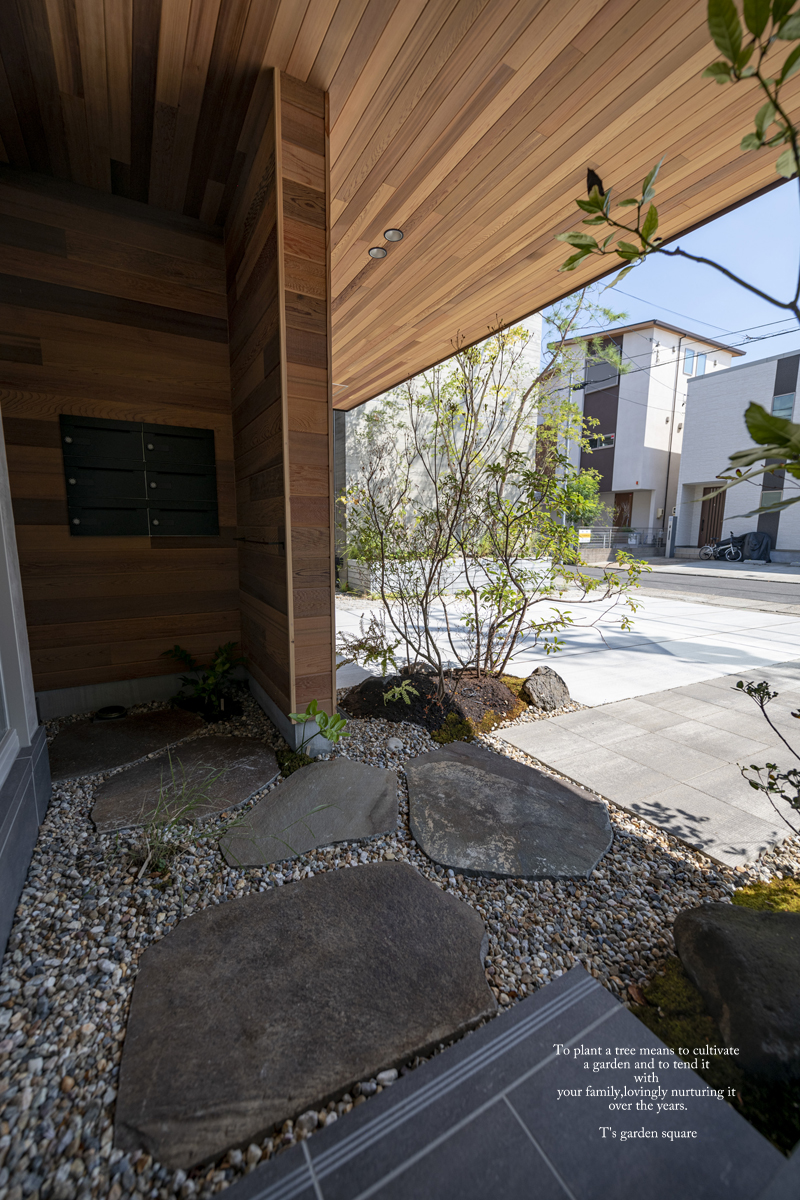 社屋　アプローチ雑木