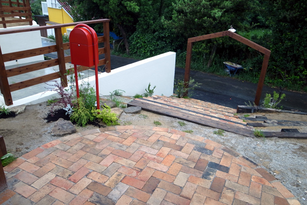 アプローチ　レンガ　パパママハウス