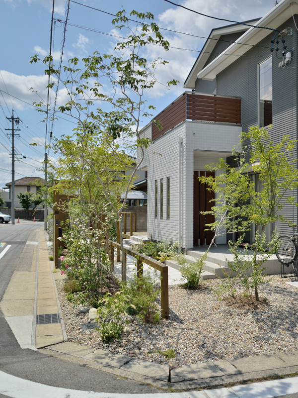 雑木林のアプローチ