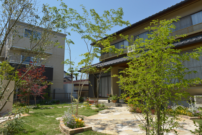 和みの庭　玄関周り