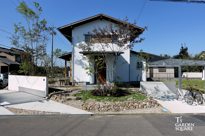 白い家と雑木の庭